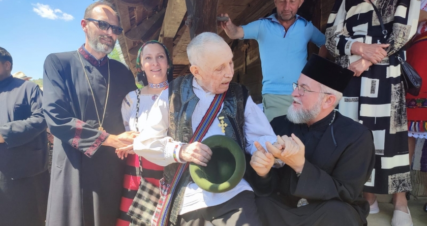 Preasfințitul Părinte Iustin i-a acordat rapsodului popular Nicolae Pițiș „Crucea Voievodală Maramureșeană” (FOTO)