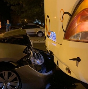 Accident nocturn în județ: În Baia Mare un șofer în vârstă de 59 ani din Suceava a lovit cu mașina un autobuz la miezul nopții!