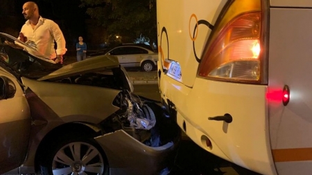 Accident nocturn în județ: În Baia Mare un șofer în vârstă de 59 ani din Suceava a lovit cu mașina un autobuz la miezul nopții!