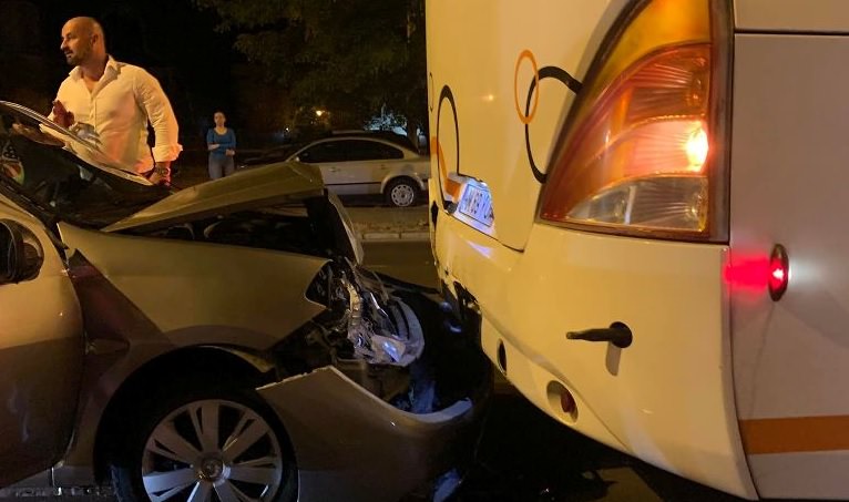 Accident nocturn în județ: În Baia Mare un șofer în vârstă de 59 ani din Suceava a lovit cu mașina un autobuz la miezul nopții!