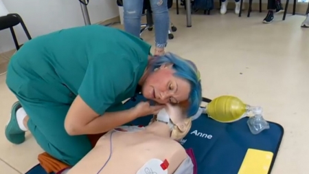 Cum putem salva viața unui om căzut pe stradă. Tehnici corecte de prim-ajutor pe care trebuie să le aplicăm