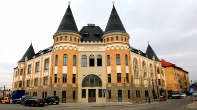 Sunteți invitați să participați la vernisajul expoziției Concurs de arte plastice „Datini și obiceiuri – forme și culori”