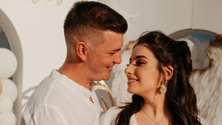 Dublă fericire la superlativ: Doi iubiți artiști din Maramureș care alcătuiesc o familie frumoasă, Ionuț Bledea și Diana Cârlig, părinți de gemene!