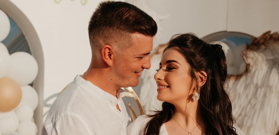 Dublă fericire la superlativ: Doi iubiți artiști din Maramureș care alcătuiesc o familie frumoasă, Ionuț Bledea și Diana Cârlig, părinți de gemene!