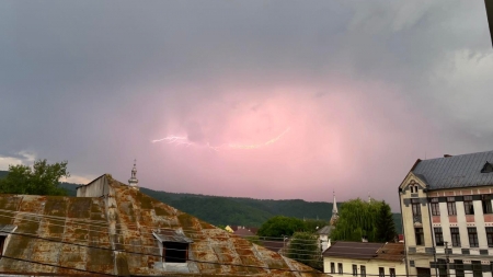 S-au actualizat astăzi informațiile: În tot Maramureșul atenționarea meteorologică de averse este valabilă aproape 24 ore! Pot fi inundații locale!