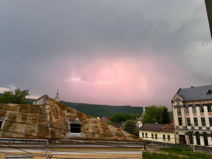 Anunțuri emise de specialiști: Avem în Maramureș atenționare meteorologică dar și hidrologică valabile aproape 30 ore. Furtuni și inundații locale!