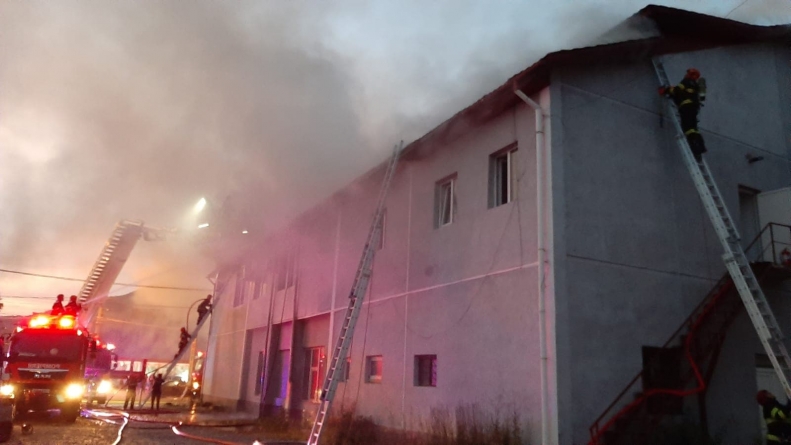Arde acoperișul: Pompierii maramureșeni acționează la Crenguța! 50 persoane se aflau în această seară la un majorat, dar au reușit la timp să iasă!
