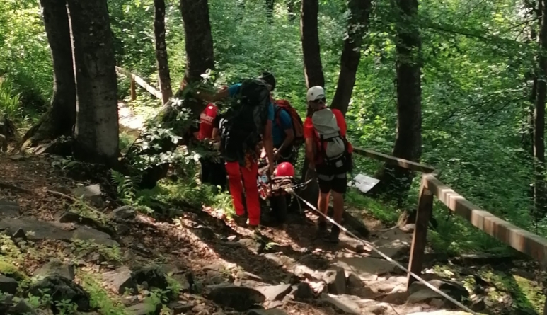 O nouă alertă Salvamont în județul Maramureș: O femeie a primit ajutorul salvatorilor montani; Turistei din Belgia i s-a făcut rău, fiind pe Creasta Cocoșului!