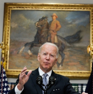 Joe Biden, mesaj către benzinăriile din SUA: Sunt vremuri de război. Scădeți prețul la pompă