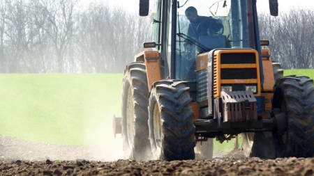 Vești bune pentru tinerii fermieri: statul poate deconta 80% din valoarea tractorului prin programul „Rabla pentru tractoare”.