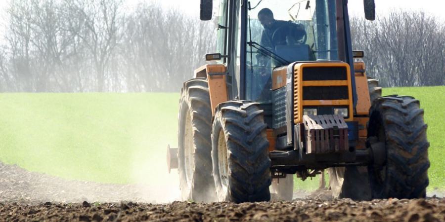 Vești bune pentru tinerii fermieri: statul poate deconta 80% din valoarea tractorului prin programul „Rabla pentru tractoare”.