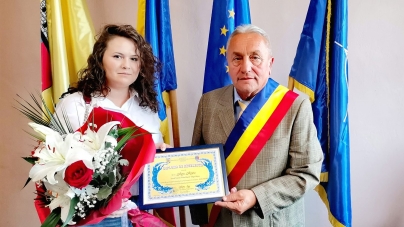 Este elevă de 10: Miruna Manu, maramureșeanca din Țara Lăpușului premiată de administrația locală! A obținut nota maximă la bacalaureatul din 2022!