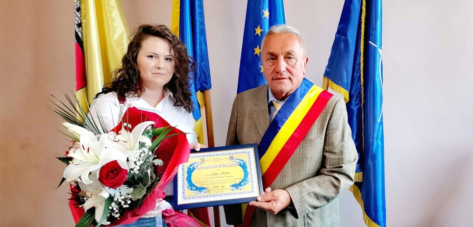 Este elevă de 10: Miruna Manu, maramureșeanca din Țara Lăpușului premiată de administrația locală! A obținut nota maximă la bacalaureatul din 2022!
