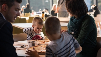 Disputa momentului pe Facebook: Cum ar trebui să se comporte părinții atunci când își iau copiii la restaurant?