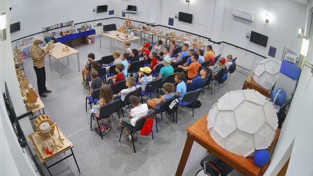 Farmecul științei din vacanță: În Baia Mare la Planetariu pot învața în tabăra specială copiii care sunt înscriși, lucruri atractive și importante!