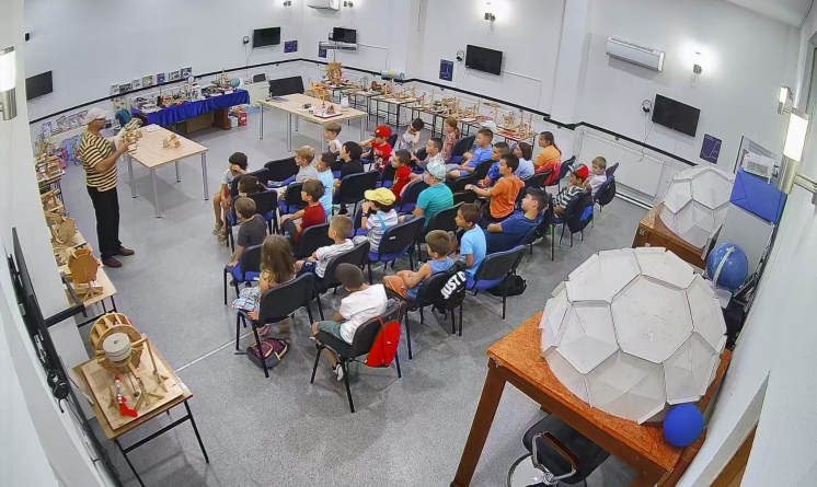 Farmecul științei din vacanță: În Baia Mare la Planetariu pot învața în tabăra specială copiii care sunt înscriși, lucruri atractive și importante!