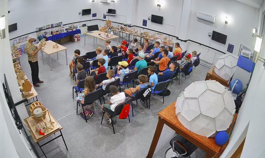 Farmecul științei din vacanță: În Baia Mare la Planetariu pot învața în tabăra specială copiii care sunt înscriși, lucruri atractive și importante!