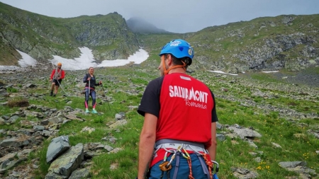Intervenție pentru salvarea vieții unei turiste băimărene! O acțiune în weekend a salvatorilor montani în Munții Făgăraș și din fericire cu succes!