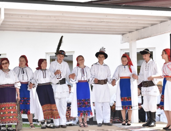 În Suciu De Sus: În comuna maramureșeană la școala gimnazială am avut sărbătoare specială! Patronul spiritual Florea Mureșan omagiat corespunzător!