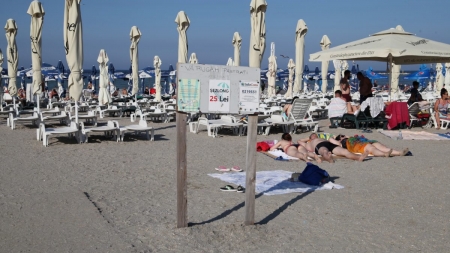 200 de lei ca să-ți pui prosopul aproape de mare. Cum explică administratorul unei plaje din Mamaia Nord acest preț uluitor!