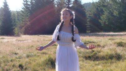 Aromă fină de vară: Teodora Dănțăușa, artista noastră maramureșeană, a lansat o melodie specială! Are cântecul și un videoclip realizat la Izvoare!