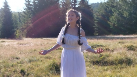 Aromă fină de vară: Teodora Dănțăușa, artista noastră maramureșeană, a lansat o melodie specială! Are cântecul și un videoclip realizat la Izvoare!