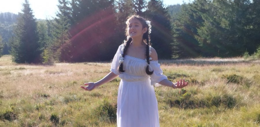 Aromă fină de vară: Teodora Dănțăușa, artista noastră maramureșeană, a lansat o melodie specială! Are cântecul și un videoclip realizat la Izvoare!