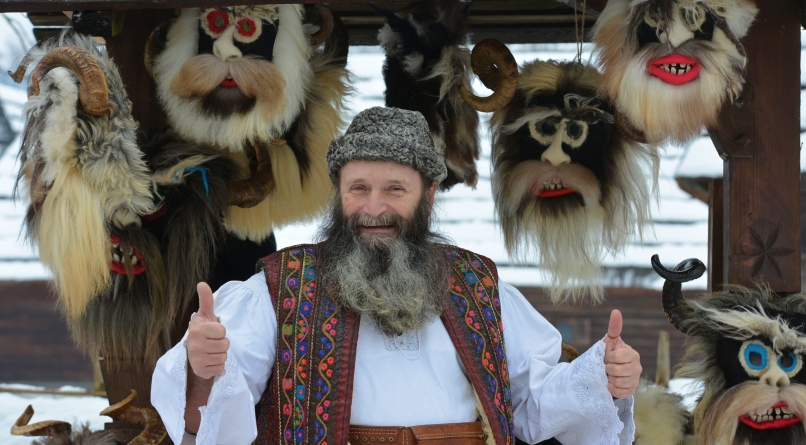 Meșterul maramureșean Vasile Șușca, realizator de măști populare, va primi titlul de „Tezaur uman viu”