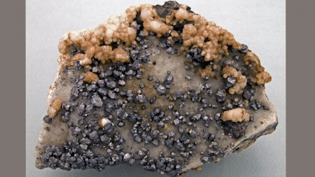 Galenă, cuarţ, blendă, calcit din Mina Cavnic este exponatul săptămânii la Muzeul de Mineralogie Baia Mare