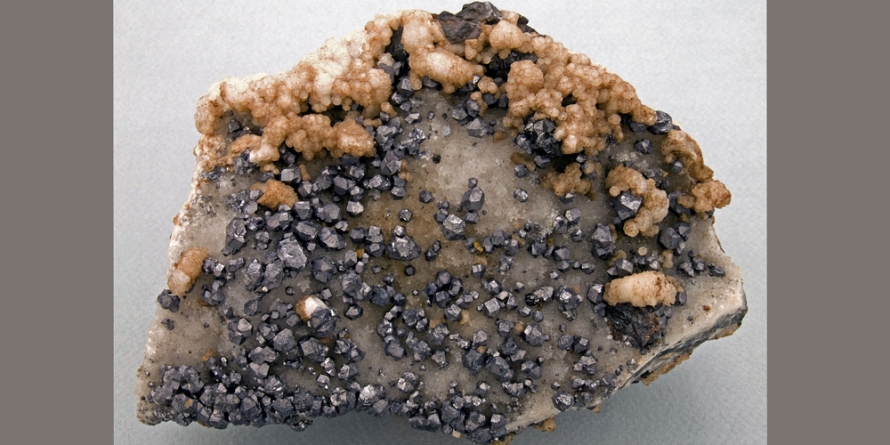 Galenă, cuarţ, blendă, calcit din Mina Cavnic este exponatul săptămânii la Muzeul de Mineralogie Baia Mare