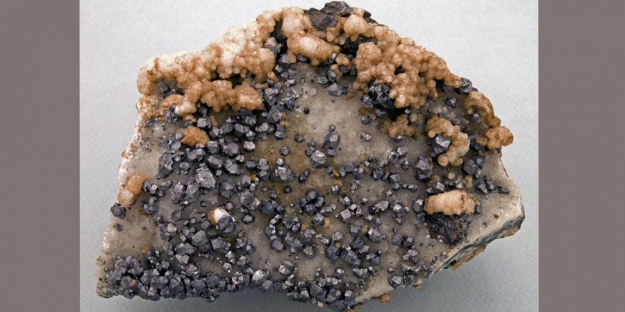 Galenă, cuarţ, blendă, calcit din Mina Cavnic este exponatul săptămânii la Muzeul de Mineralogie Baia Mare