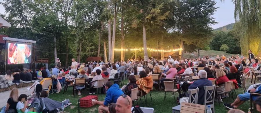 Eveniment de excepție la Mogoșa: Foarte mulți oameni au vizionat în premieră filmul ,,În umbra lui Shakespeare”