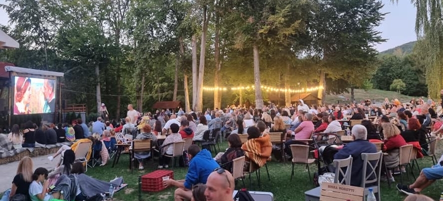 Eveniment de excepție la Mogoșa: Foarte mulți oameni au vizionat în premieră filmul ,,În umbra lui Shakespeare”