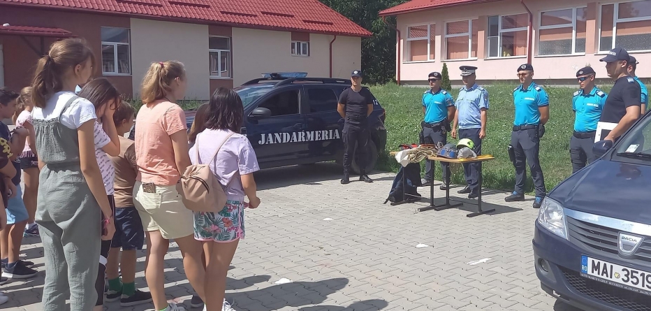 Vacanţă în siguranţă: Jandarmii maramureșeni au fost alături de copiii aflați în tabără în Rus