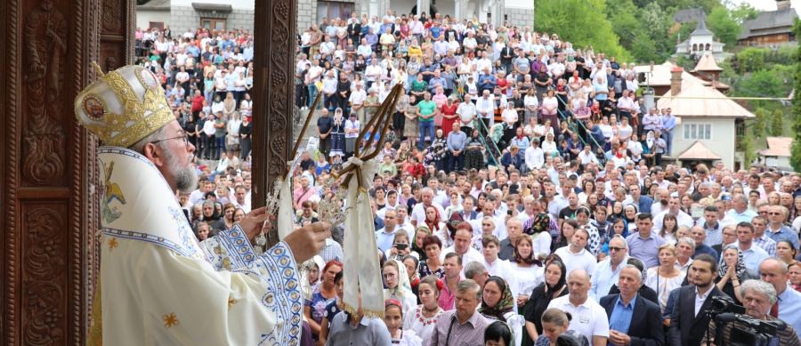 PS Iustin la hramul Mănăstirii Rohia: „Maica Domnului ne-a fost mereu ocrotitoare şi Mamă bună”