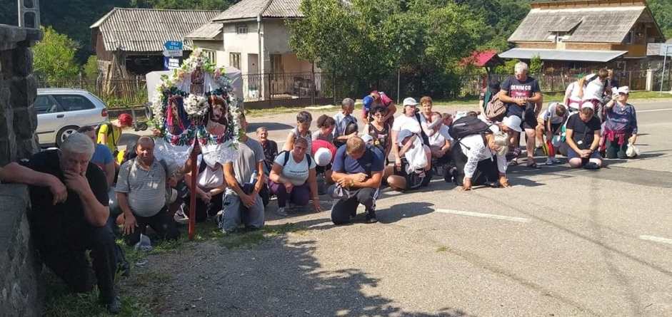 63 de credincioși din comuna Lăpuș au pornit și anul acesta pe jos spre Mănăstirea Nicula