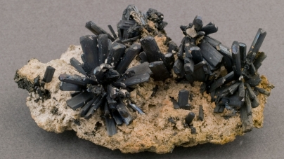 Stibină, calcit din Mina Băiuț este exponatul săptămânii la Muzeul de Mineralogie Baia Mare