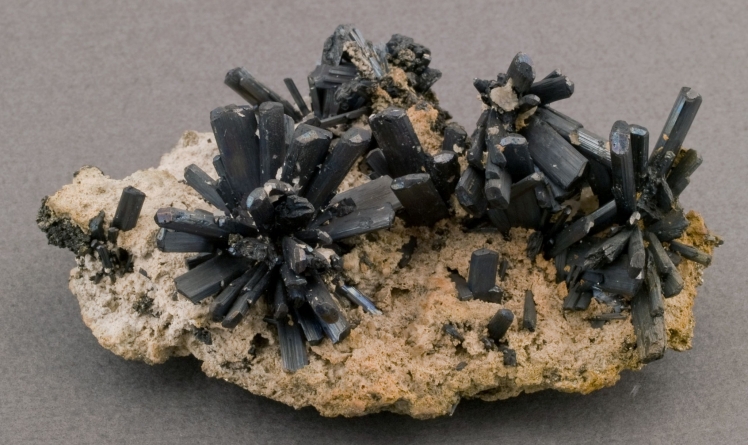 Stibină, calcit din Mina Băiuț este exponatul săptămânii la Muzeul de Mineralogie Baia Mare