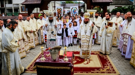 ÎPS Iosif, Mitropolitul Europei Occidentale și Meridionale, și PS Timotei Sătmăreanul au săvârșit Sfânta Liturghie în Parohia Ortodoxă Vișeu de Jos II