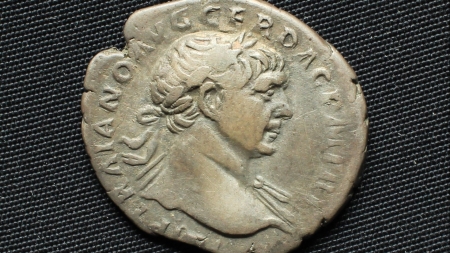 Denar roman emis de împăratul Traian este „exponatul săptămânii” la Muzeul Județean de Istorie și Arheologie Maramureș