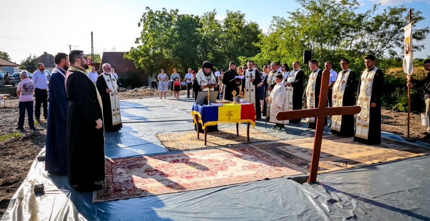 PS Timotei Sătmăreanul a pus piatra de temelie pentru noua biserică din Parohia Petea