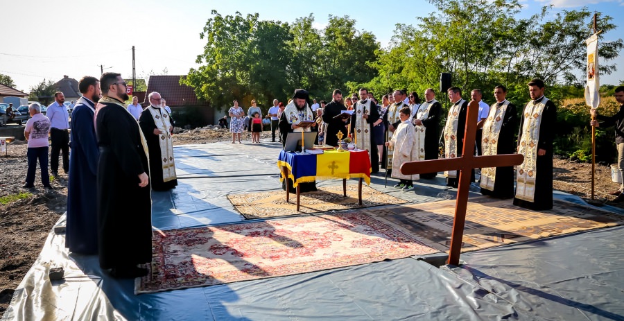 PS Timotei Sătmăreanul a pus piatra de temelie pentru noua biserică din Parohia Petea