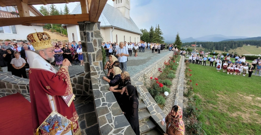 A fost hramul Schitului Izvoare; PS Iustin: „Ospeţele exagerate ucid sfinţenia din noi, viaţa morală, principiile, pacea casei, armonia, omenia, demnitatea umană”