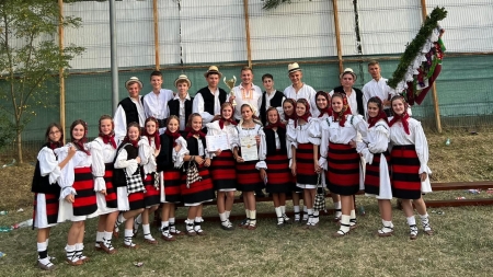 Ansamblul Folcloric „Petrova” a obținut Trofeul Festivalului Național de Folclor ”Mugurașii” Prisăcani
