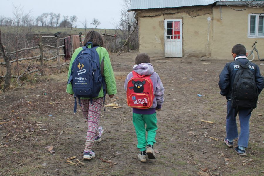 Acțiune umanitară: 60 de ghiozdane pentru 60 de copii din comunitățile marginalizate