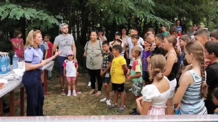 Distracție și sfaturi preventive: În Suciu de Sus a avut loc o nouă ediție a evenimentului „Cărările copilăriei – siguranță în vacanță”