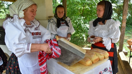 S-a făcut pâine de casă în cadrul Târgului “Bun de Maramureș” care a avut loc la Muzeul Satului în acest weekend