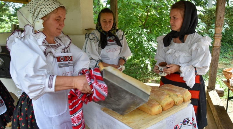S-a făcut pâine de casă în cadrul Târgului “Bun de Maramureș” care a avut loc la Muzeul Satului în acest weekend