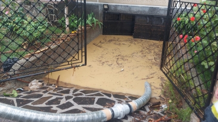 Garaje inundate în Baia Mare; Intervin pompierii (FOTO)