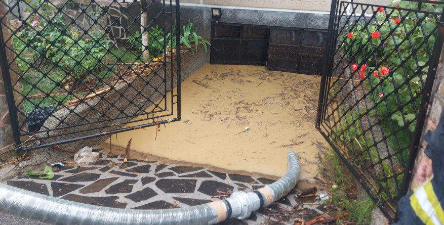 Garaje inundate în Baia Mare; Intervin pompierii (FOTO)